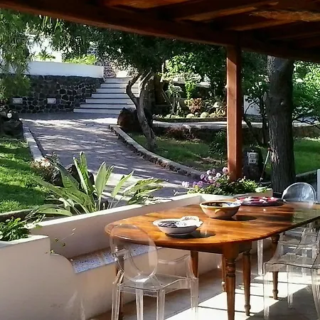 La Rossa Couette-café Salina (Sicily)
