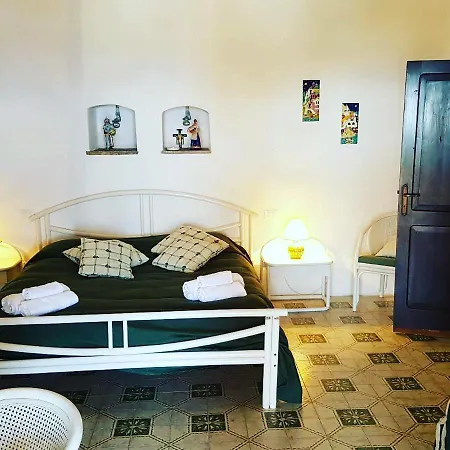 Couette-café La Rossa Salina (Sicily)