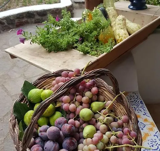 לינה וארוחת בוקר La Rossa 3*